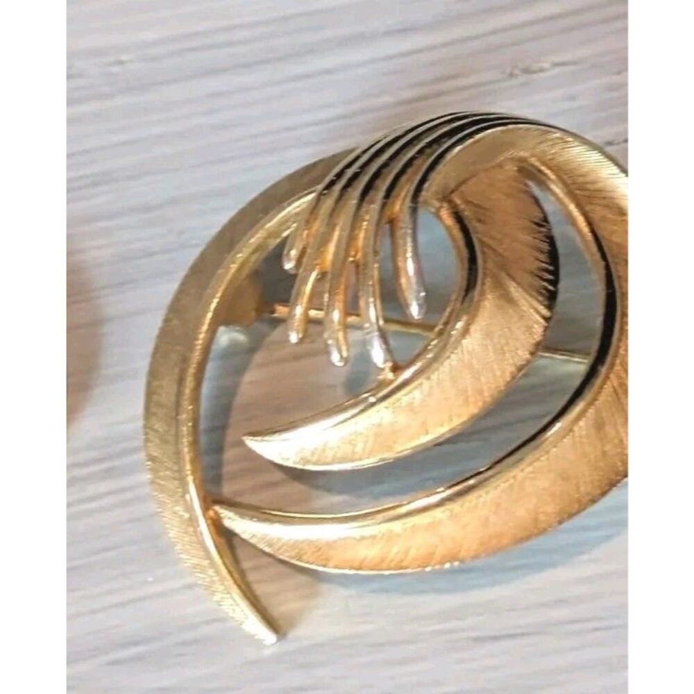 Trifari Gold Brooch Vintage Signed Nostalgic Retro Round Swirl